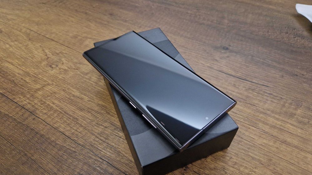 Продавам Samsung Galaxy S 22 Ultra 12GB, 256GB, цвят: Burgundy