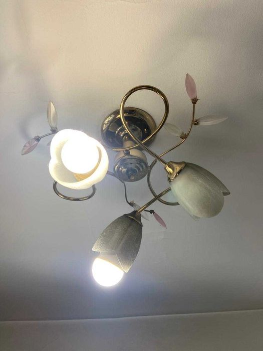 Люстра с тремя лампами