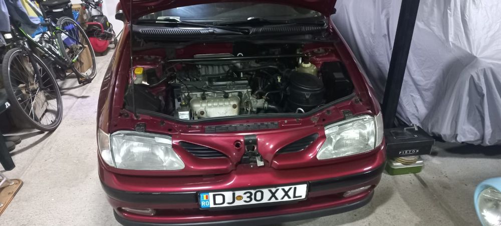 Renault Megane 1.6e × două bucăți