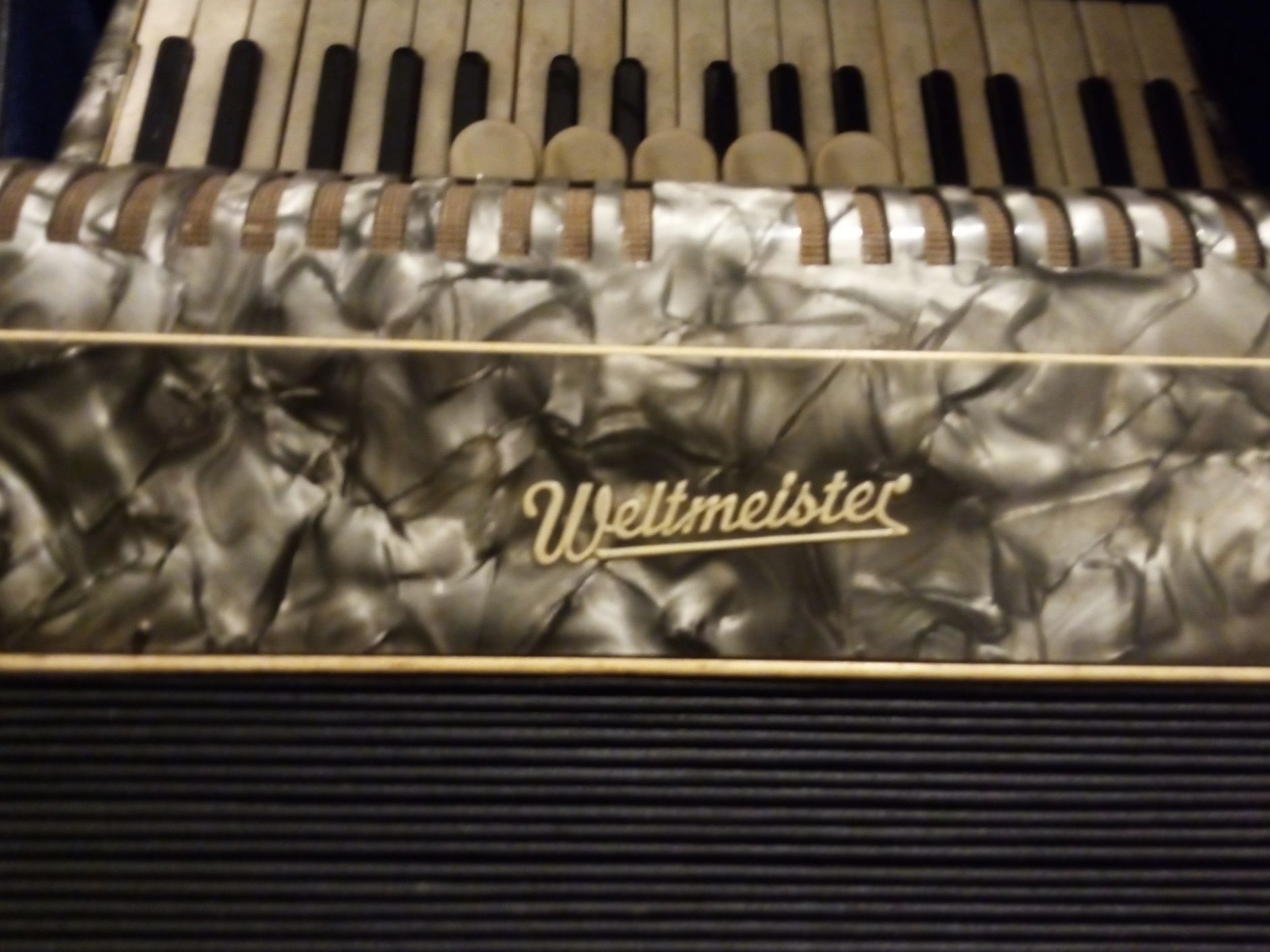 Наддаване от 500лв.  за уникален акордеон Weltmeister