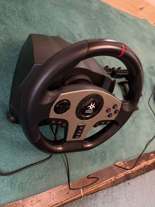 Volan gaming cu schimbător și pedale doar probat