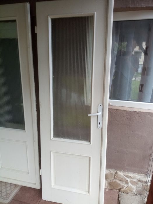 Vând uși de interior din lemn masiv