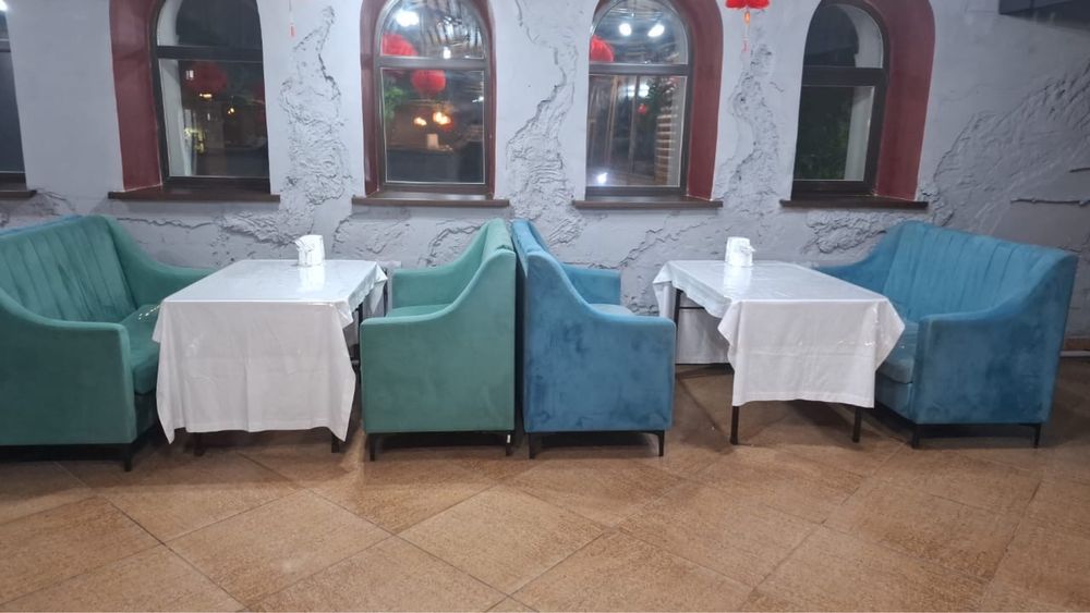 Продам диваны и столы для ресторанов