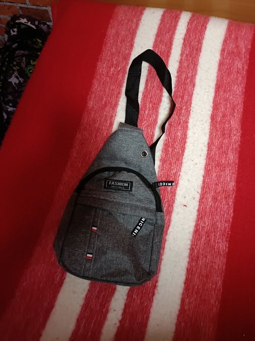 Vând 2 gentuțe de umăr noi