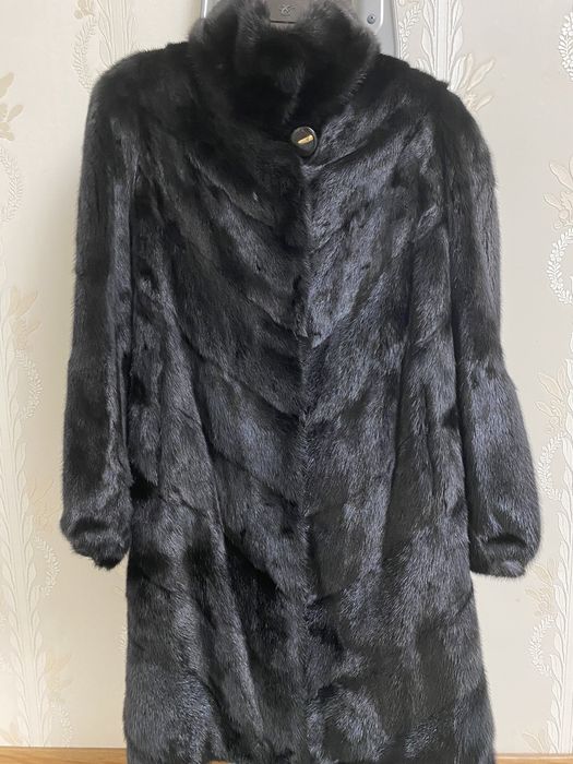 Продам новковую шубу цвет черный Бриллиант