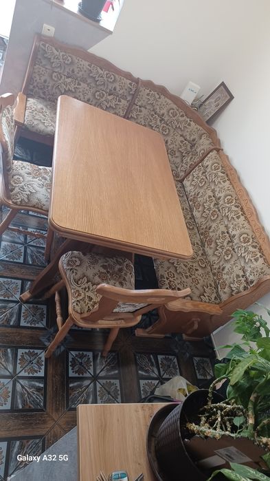 Set colțar cu masă și 2 scaune lemn masiv 800 lei. Negociabil v 750