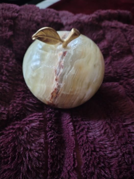Голяма ябълка от оникс