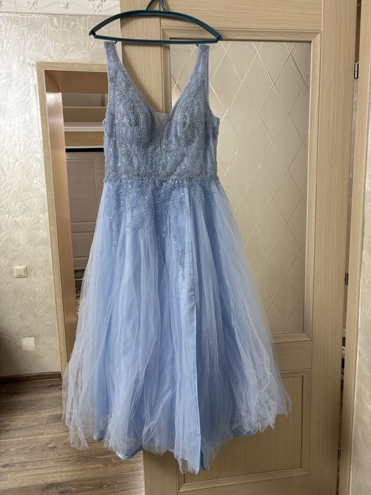 Голубое вечерние платье со стразиками