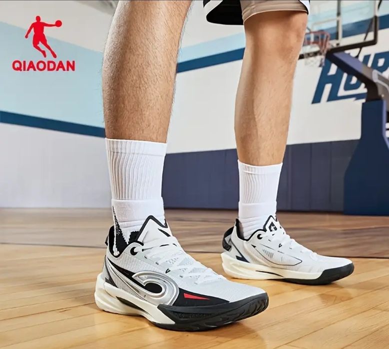 Adidasi de baschet , marimi 40,5  , 41  , 42  ,42,5  ,  44  ,  44,5