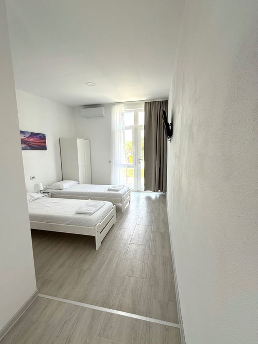 Ofer spre închiriere cabană situată în Baziaș , pe malul Dunării