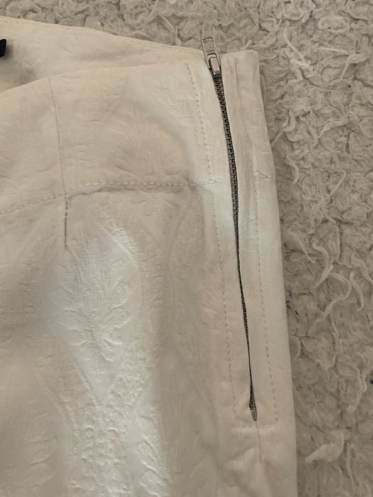 Pantaloni albi mulati