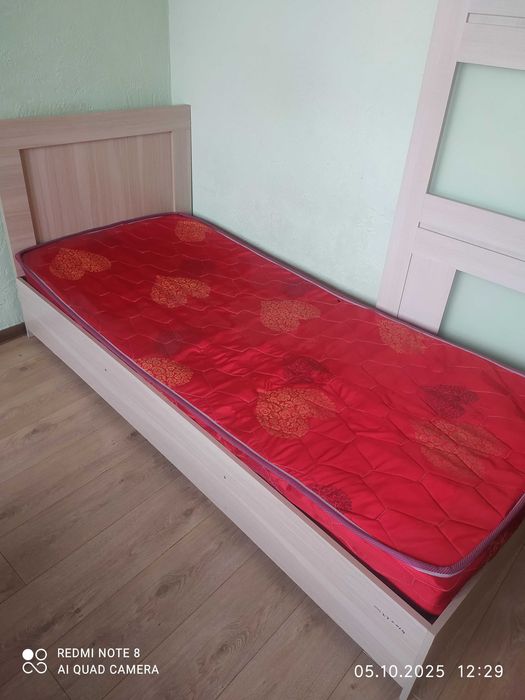 кровать с матрасом