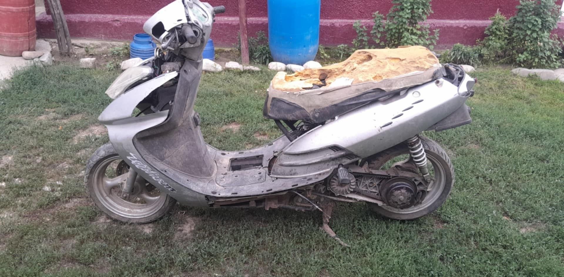 Scuter 125 4t cadrul este mare motorul a suferit inundare