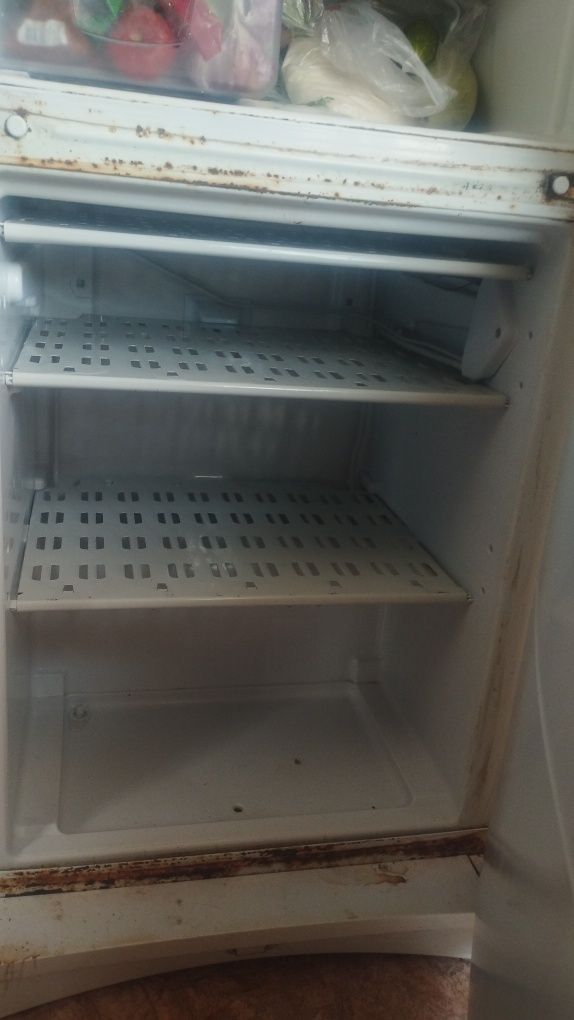 Продам холодильник не морозит