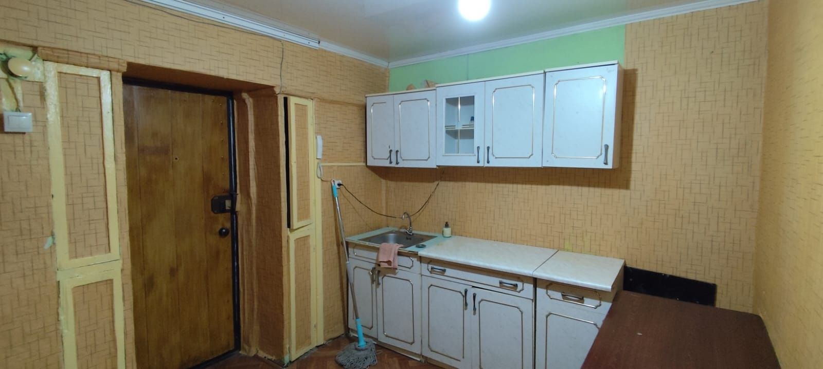 Комната в общежитии 19 квадратов.3 этаж