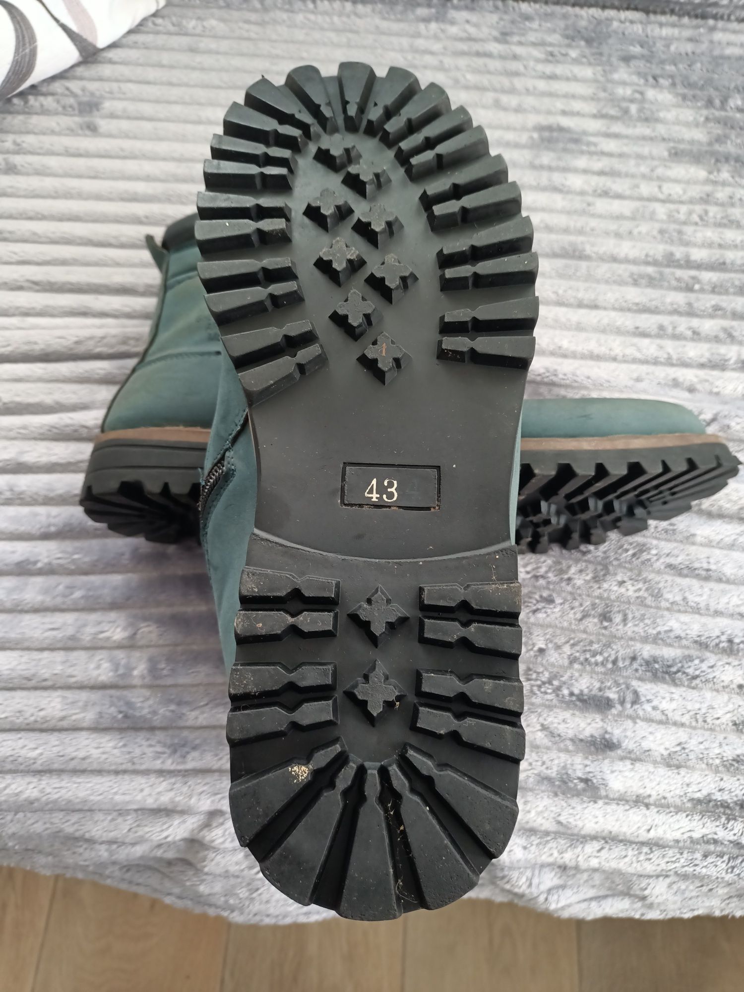 продам ботинки зимние. 43