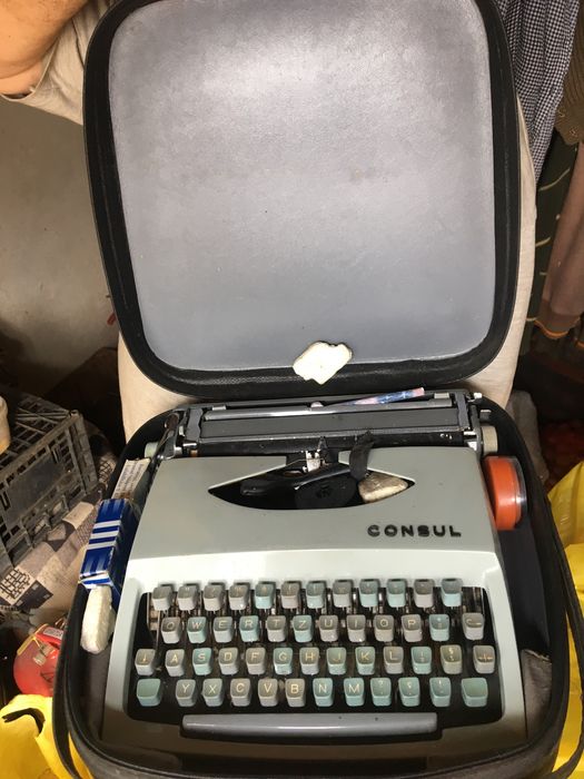 Masina de scris CONSUL in geanta de transport cu consumabile