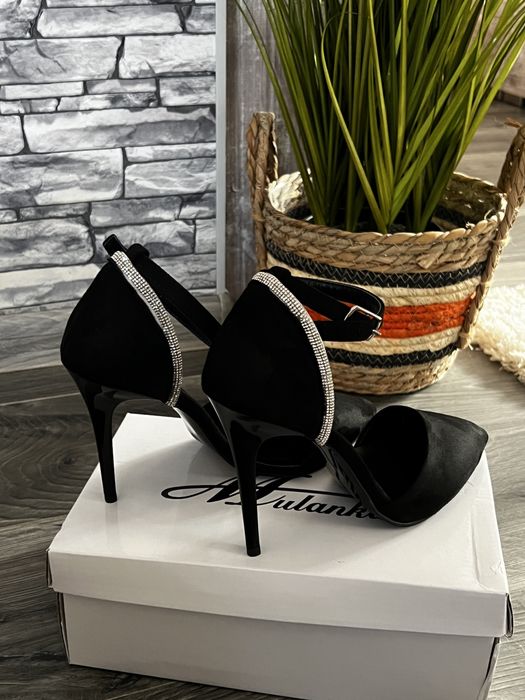 Дамски обувки с висок ток