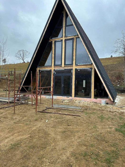 Cabana stil A Frame si casa din structura de lemn de vanzare