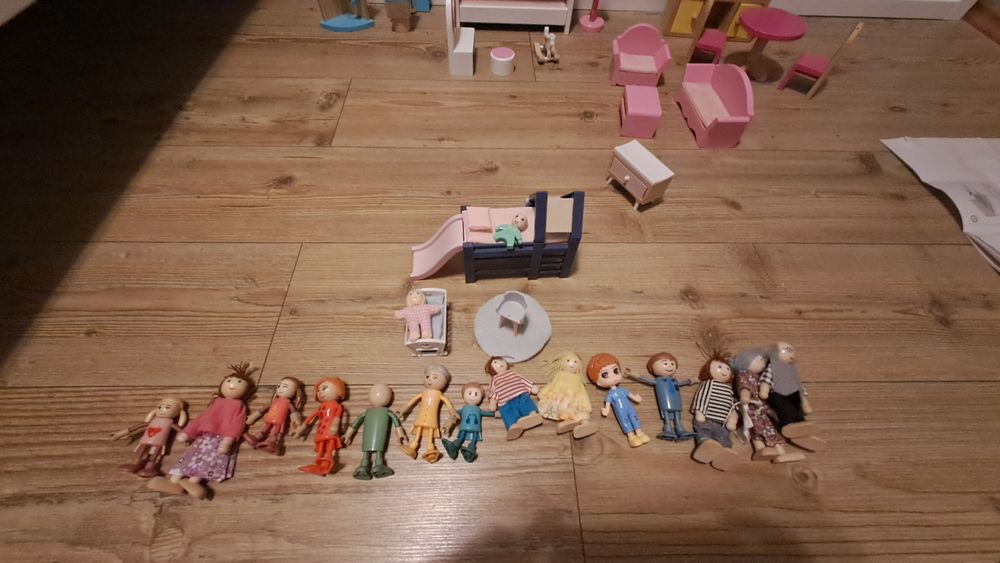 Vand casuta de papusi cu accesorii