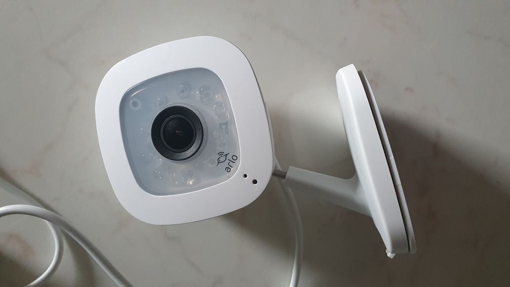 Camera Video Arlo Q plus