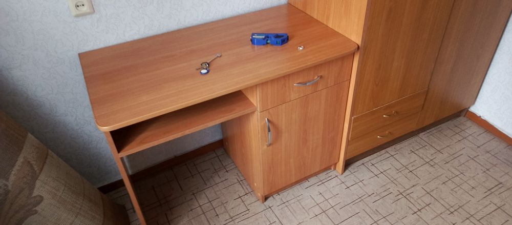 Письменный стол , можно под компьюетер