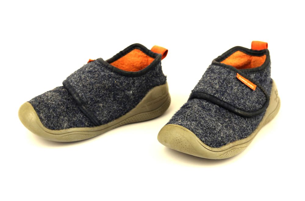 Комфортни и топли детски пантофи на марката Biomecanics.