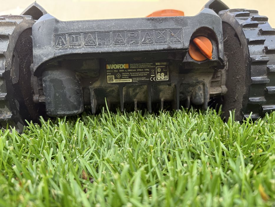 Vand robot tuns iarba