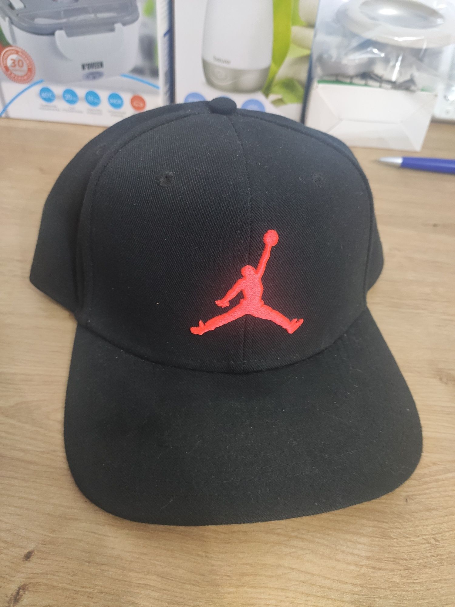 Șapcă Jordan - negru cu logo rosu