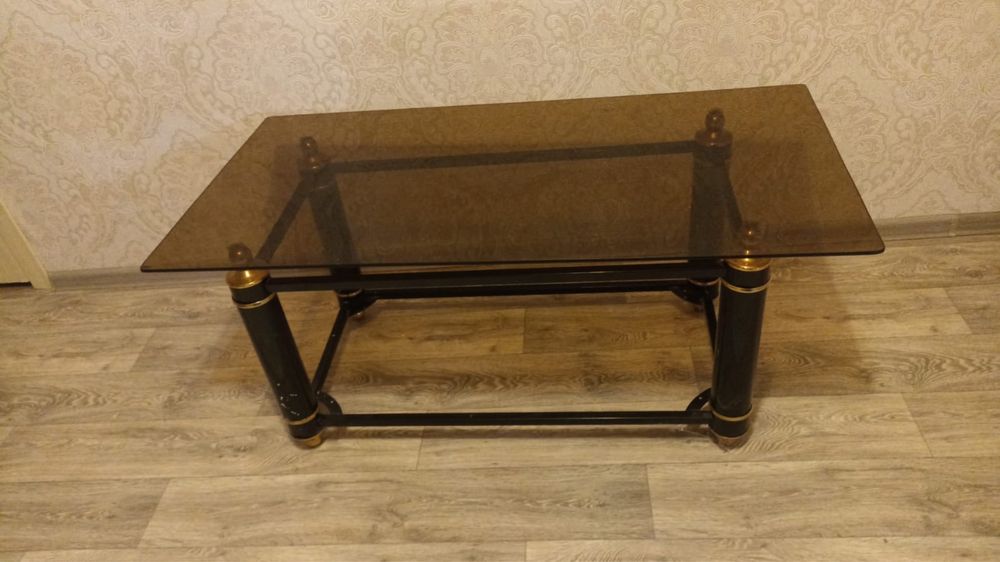 Стол журнальный.