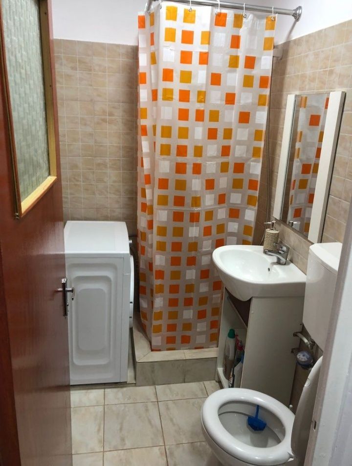 Targoviste ultracentral: vand garsonieră cu balcon inchis.