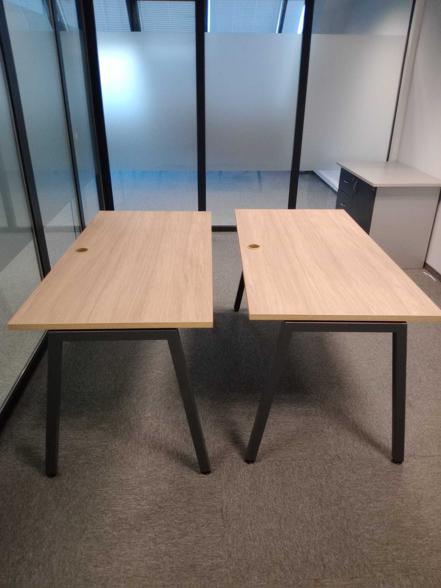 Продавам маси -2 броя
