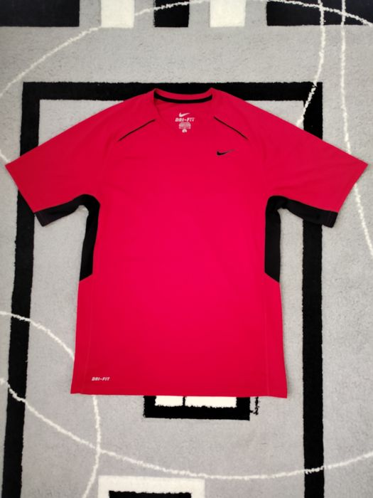 Червена Найк тениска