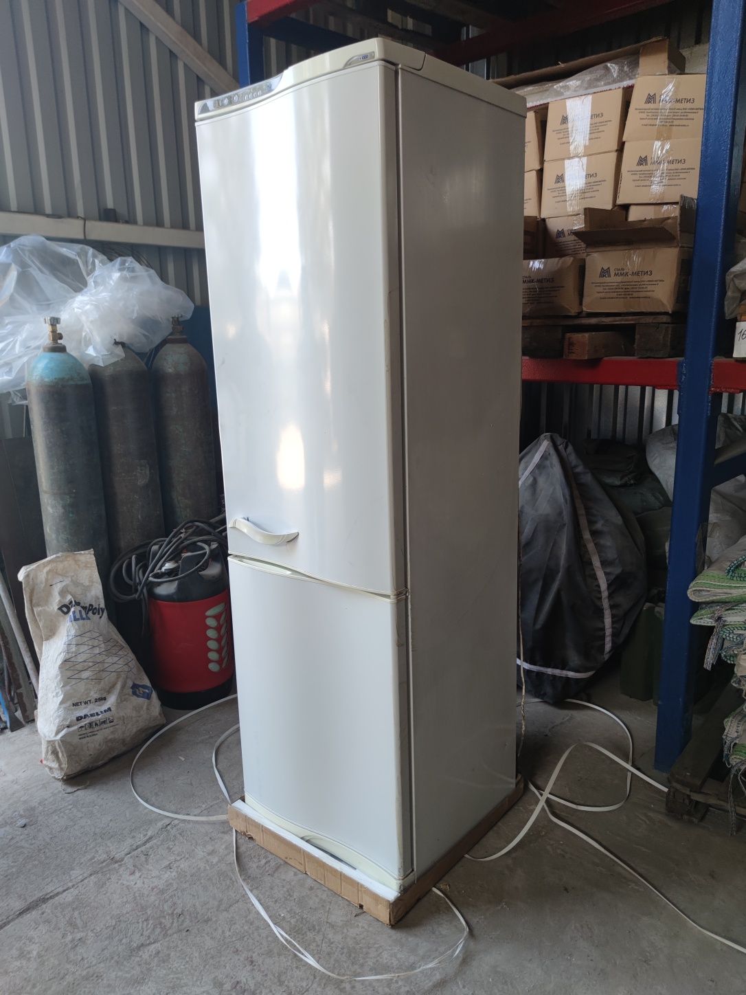 Продам холодильник Атлант двухкамерный за 80.000 тысяч посёлок Красина