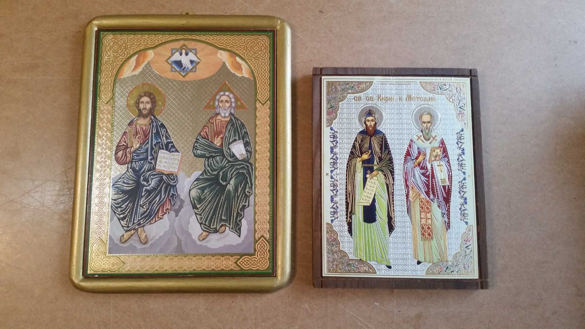 Св. св. Кирил и Методий. 2 хубави икони с рамки по 12 лева.