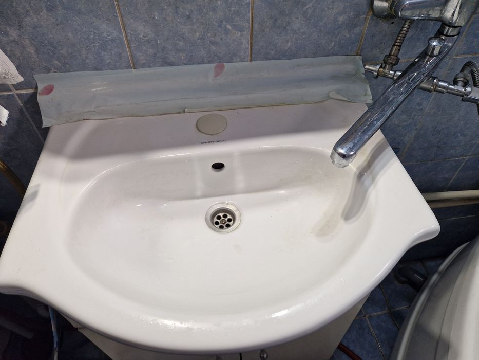 Baie : cada, chiuveta, WC, radiator etc