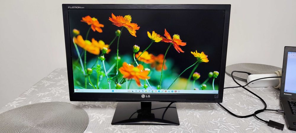 Monitor 24" LED LG Flatron E2441T 24 inch Full HD Pentru Calculator