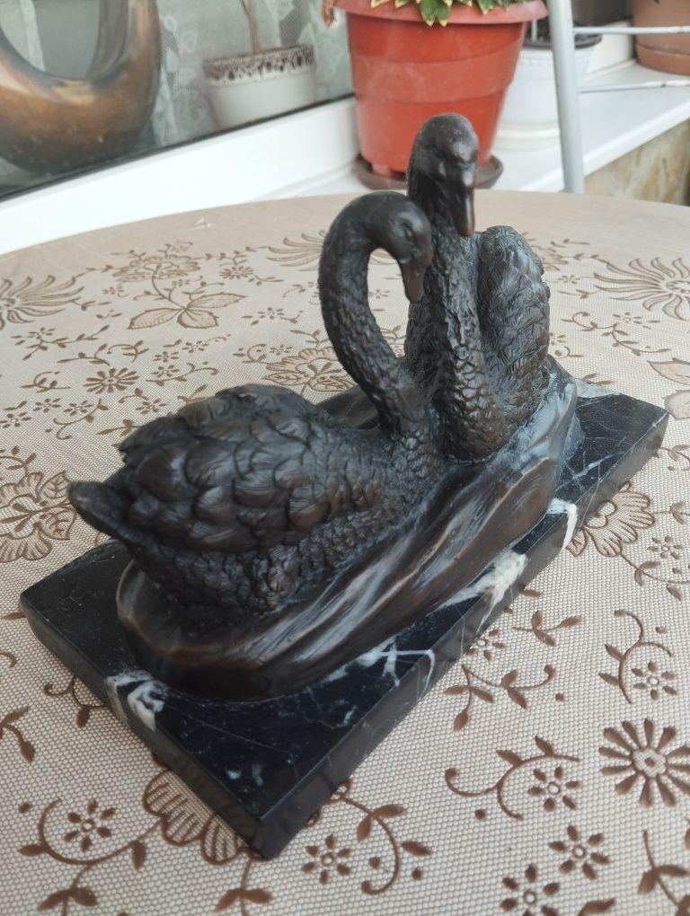 Бронзова скулптура на лебеди