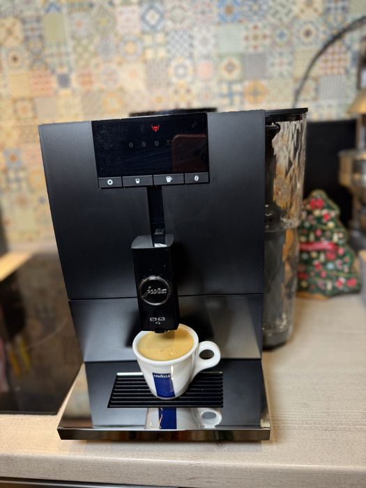 Кафемашина- кафеавтомат Jura Ena 4 с подарък 1кг кафе Lavazza
