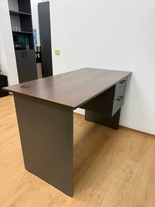 Офисный стол с ящиками