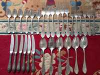 Посуда. Мельхиоровые  столовые ложки, вилки, ножи наборами.