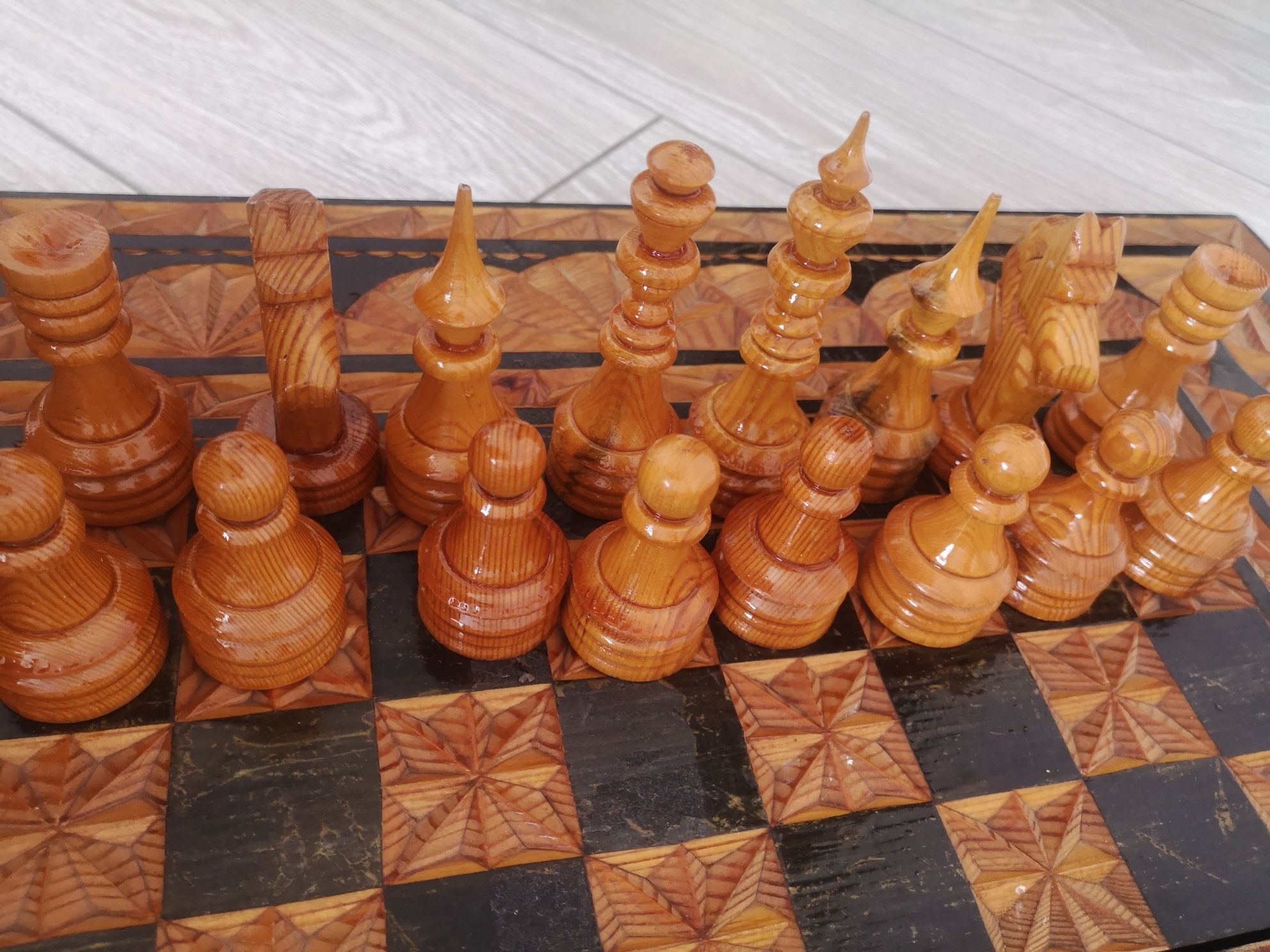 Срочно продам шахматы ручной работы из дерева.