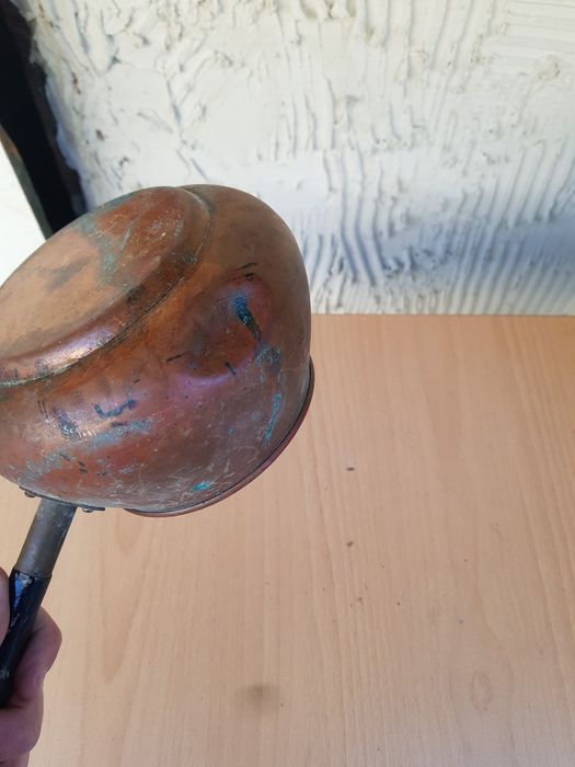 Стар малък дълбок тиган следи от патина