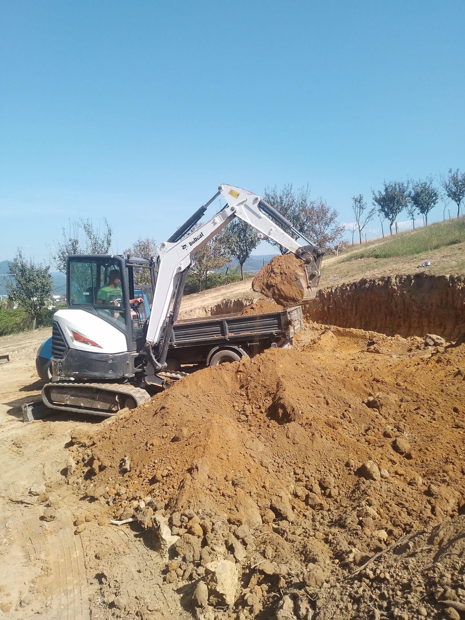 Închiriez buldoexcavator cilindru compactor basculanta,miniexcavator,