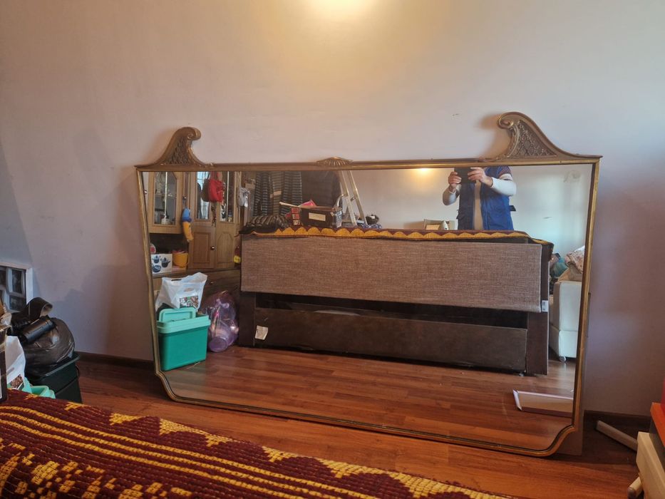 Vând oglinda cu ornamente