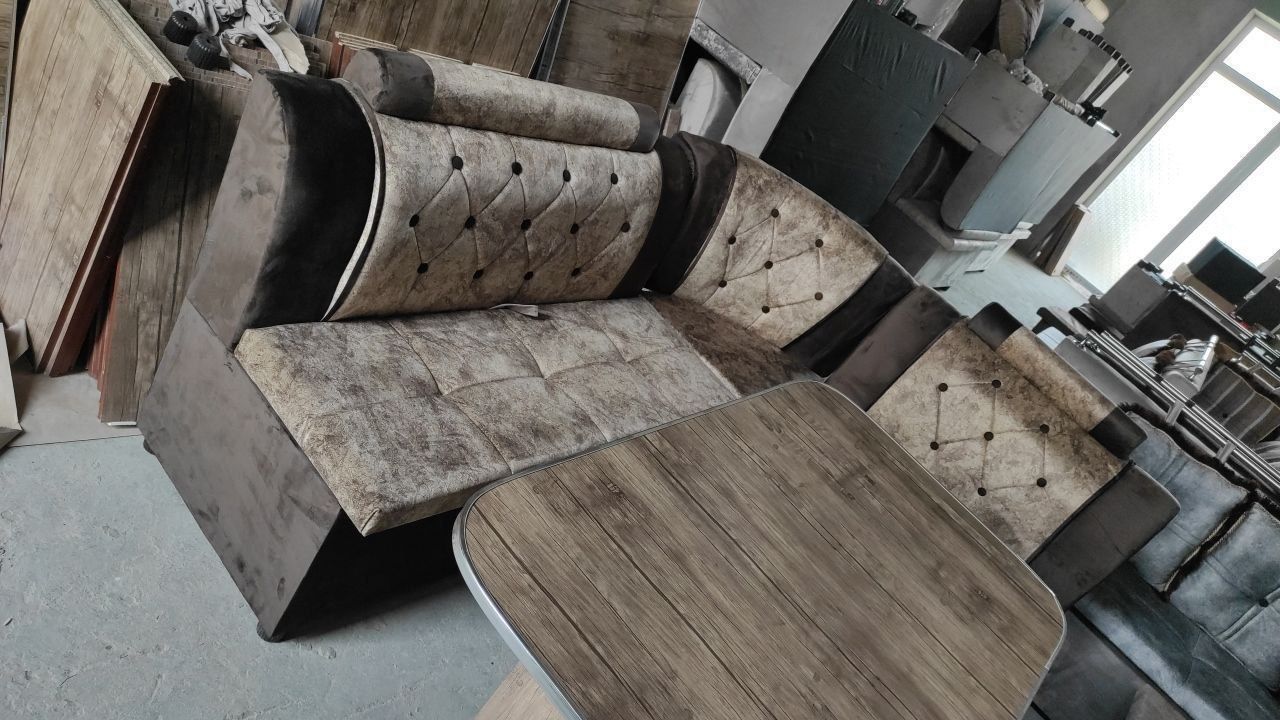 Уголок диван кухонный 180×150 комплект стол пуфики