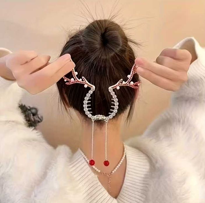 Коледна фиба с еленови рога аксесоар за коса с перли и златни детайли