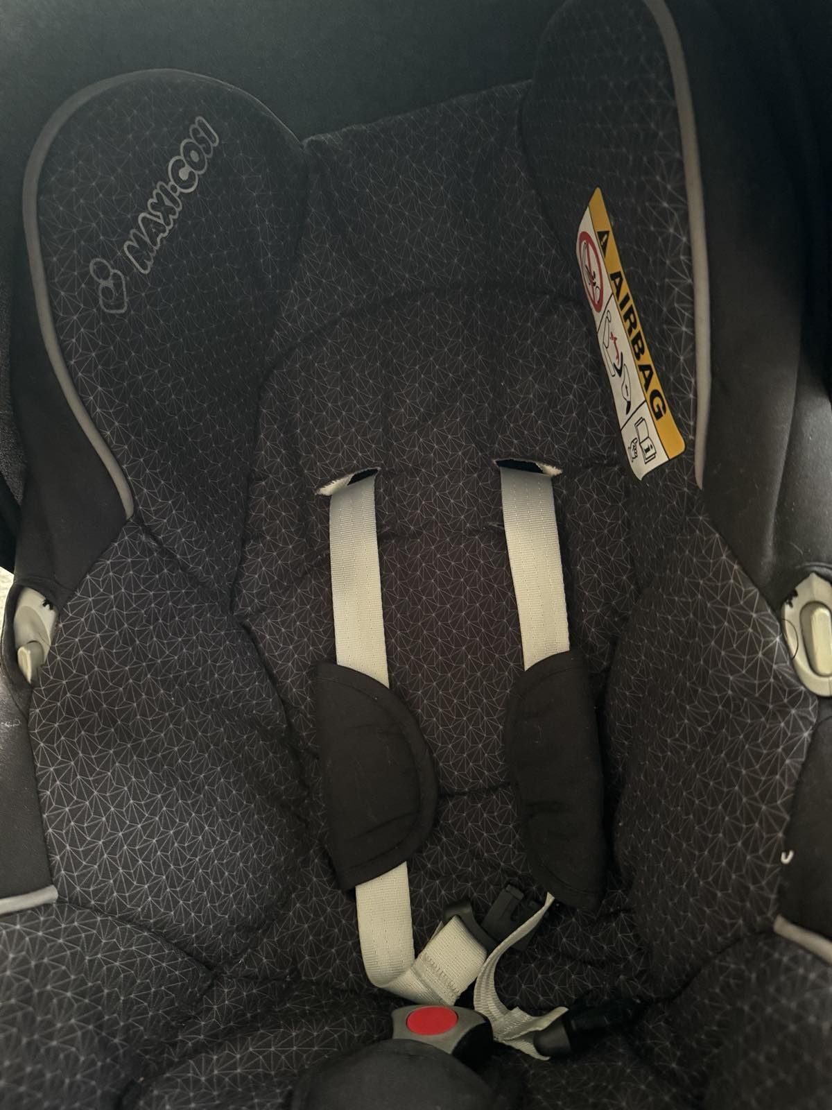 Продавам Стол/кошница за кола на Maxi Cosi