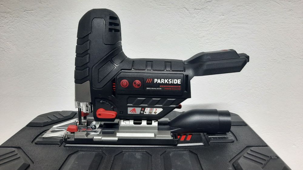 Fierastrau pendular (decupir)cu acumulator.
