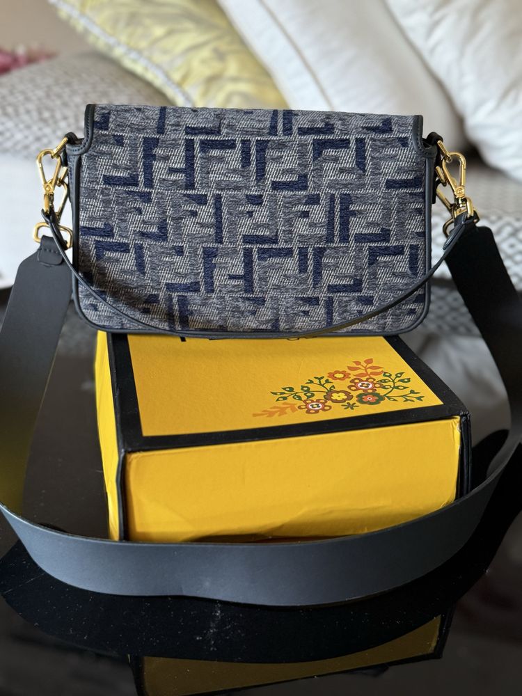Fendi нова чанта лого деним с кутия и противопрахова брандирана торба